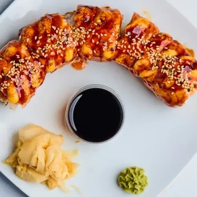 Tempura maki med flambert laks fra Saigon Sushi Mjøndalen